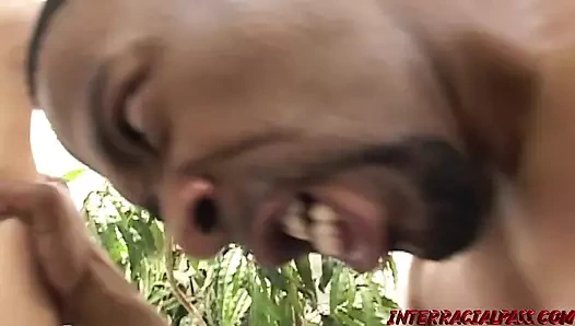 Araba arayan Tanya, büyük bir siyah sopa vardiyası buluyor