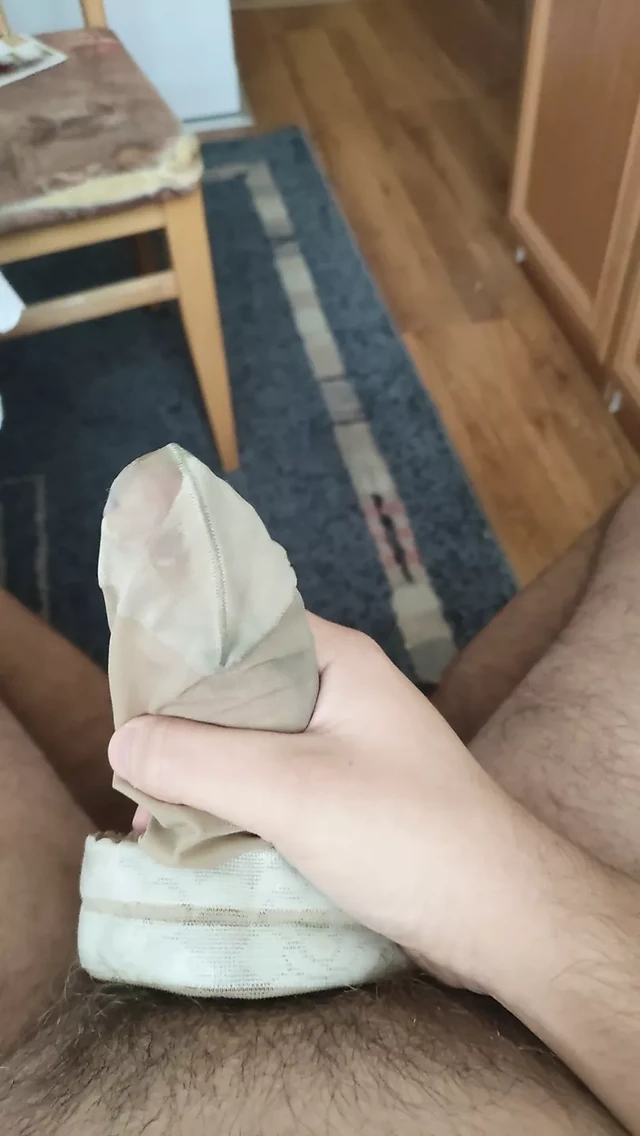 Сперма в вонючем чулке мачехи