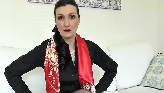 Kırmızı Saten ve Azgın Penis Emme ve Kumaşla Mastürbasyon Üvey Teyze, Lady Victoria Valente'ye