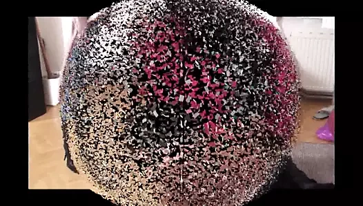 Tetikçi kadın Joschi'yi tekmelemeli