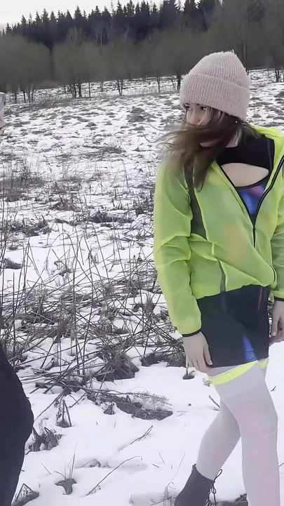 Kız arkadaşım karda herkesin içinde derinden sikiliyor