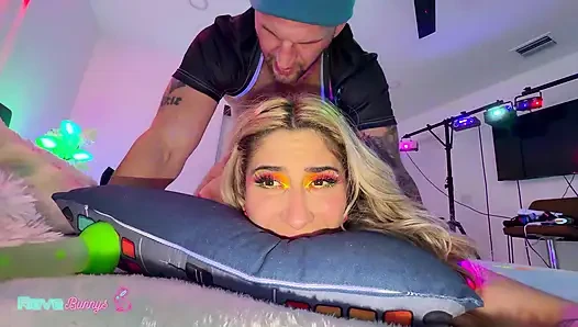 Dahlia Noire dj'e binmeye hazır pembe file çoraplarla ortaya çıkıyor!