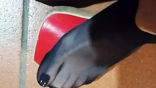 Başka bir ayakkabı oyunu ve sevimli ayaklar