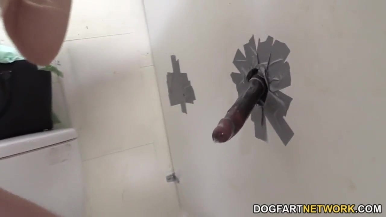 Yaz arabacı bir zafer deliğinde siyah bir horoz arar