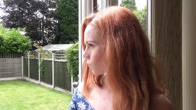 Azgın kızıl saçlı üvey kız üvey babası tarafından sikilmek istiyor