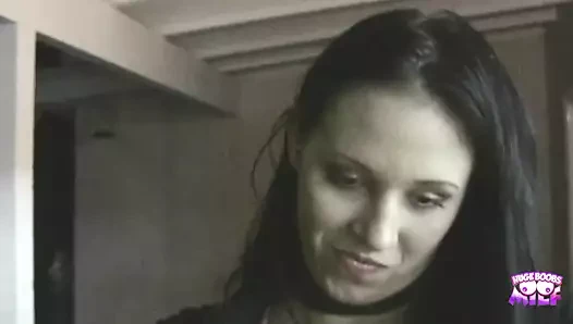 Vahası roketine hoş geldin dedi ve daha sonra içine büyük bir döl attı