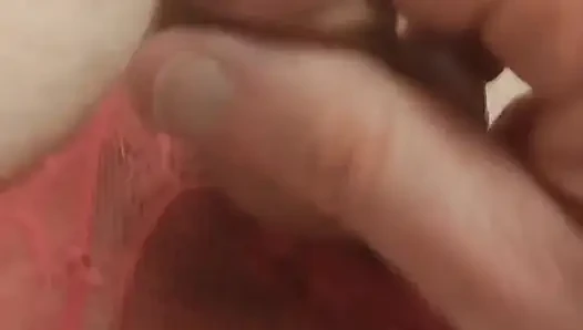 Kadın kılıklı kadın pembe gecelik içinde boşalıyor