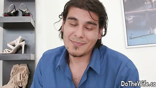 güzel karısı Latoya Devi'nin büyük zenci binişini izliyor
