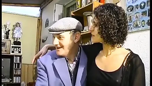 Papi Sabrina'ya günün fethini sunuyor