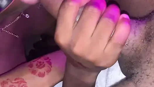 Seksi ateşli Afrikalı azgın genç kız emiyor, sulu amcığı sert yarağa sürtüyor ve bakış açısıyla sikişiyor