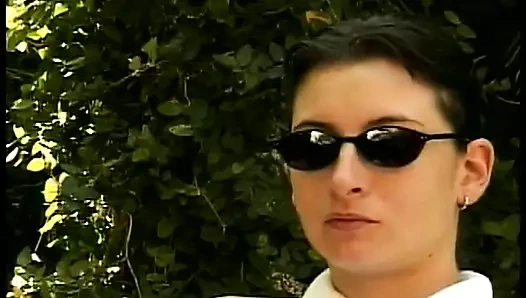 Seksi beyaz sürtük gırtlağına kadar alıyor ve götünü ve amını siyah yarakla siktiriyor