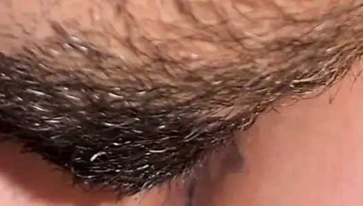 Evli kadın göt yemeyi seviyor ve amcığı bolca su salya akıtıyor