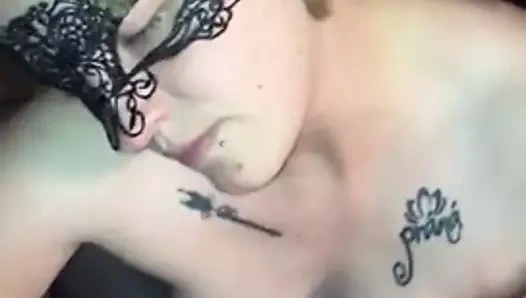 Sürtük içinde naylon çorap veren handjob