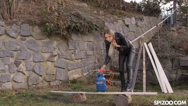 Venera Maxima yeni komşusunu sikiyor