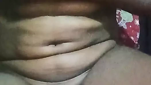 Tamil erkek arkadaş genç kızla sesli sohbet ediyor