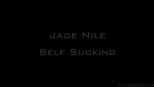 Jade Nile kendini emiyor ayak fetişi