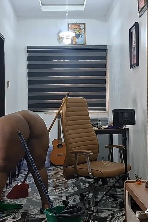 Şişman götlü zenci orta yaşlı seksi kadın çıplak ev temizliği.