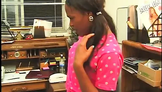 Siyah sürtük beyaz adam tarafından götten sikiliyor