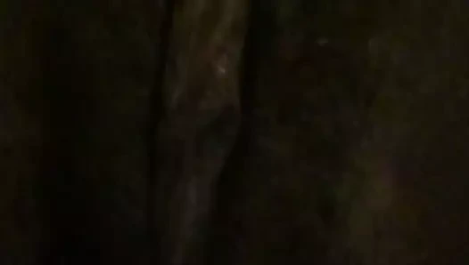 Kız oynuyor ile ona kıllı sulu siyah kedi