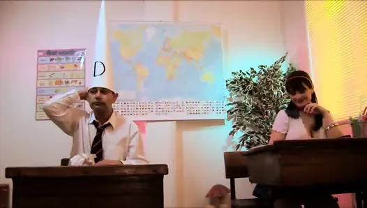 Büyük bombalı zarif öğretmen sınıfta bir iş arkadaşıyla sikişiyor