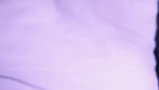 Kontrolünü kaybedene kadar çılgınca sert yarağının üzerinde zıplıyor.