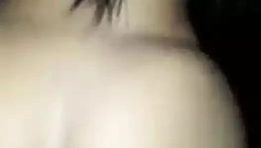 Comeu a namorada gostosa no meio do mato