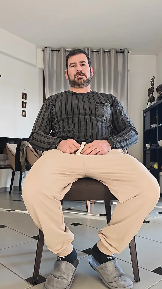 Üvey baba büyük yarakla mastürbasyon yapıyor