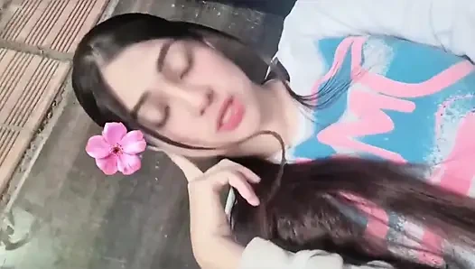 Amatör aktris mastürbasyon yapıyor ve büyük göğüslerine dokunuyor