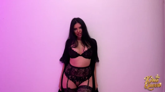 Kira iç çamaşırlı azdırıyor ve sonra klitoris emici oyuncakla fışkırtıyor!