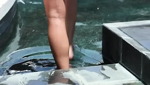Memeler orta yaşlı seksi kadını yapıyor