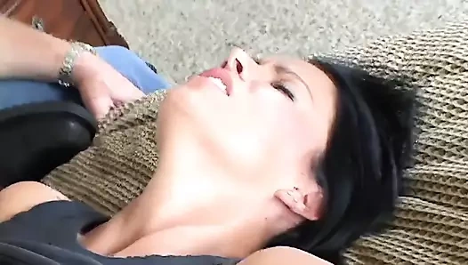 Ateşli sıkı amcık 2 yaşlı yarakla sikiliyor