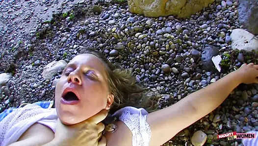 Adam açık havada büyük memeli orta yaşlı seksi kadının götünü parmaklıyor