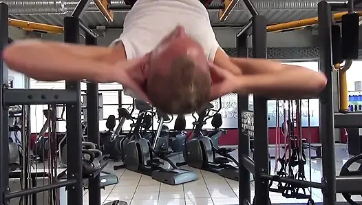 Spor salonunda ateşli üçlü seks