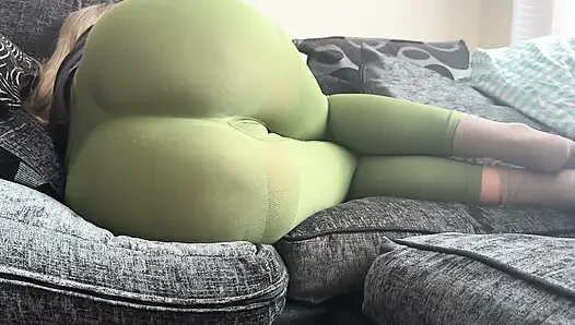 Yoga taytlı kız osuruyor