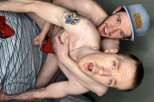 Prezervatifsiz üreme jockstrap twink göt içine boşalıyor