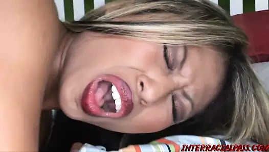 Nadia sıcak bir siyah öğleden sonra atıştırması servis edilir