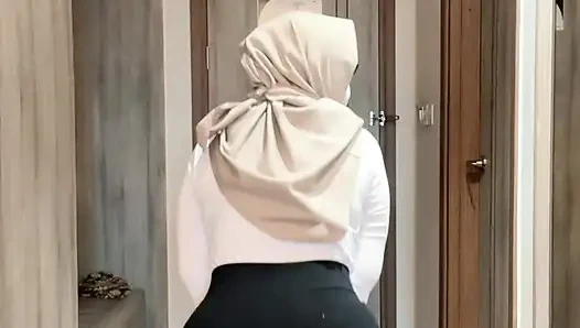 Sevgilim koşudan önce ısınıyor mentul göğüslere bakıyor