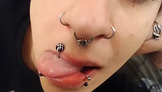 6 piercing yakın çekim oynama zamanı