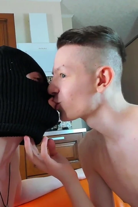 Alex ile eğlenceli bir geceden önce sadece bir öpücük