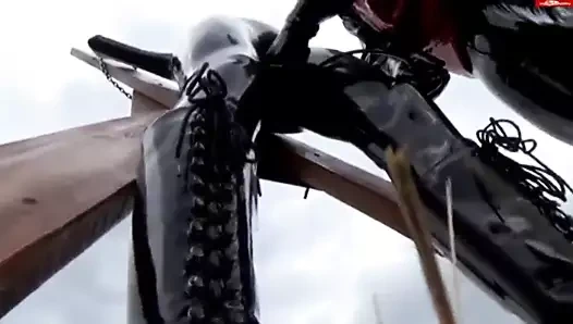 Lateks kız 2 dildos ile zincirlenmiş