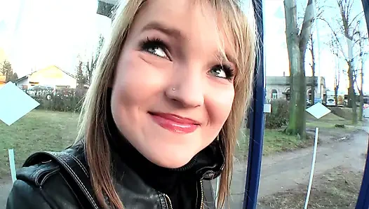 Sarışın hatun bdsm esaretinde göğüslerini ve oyuncağını azdırıyor