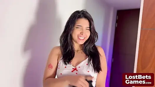 Amelia ve Lucas striptizli twister ile kızışıyor