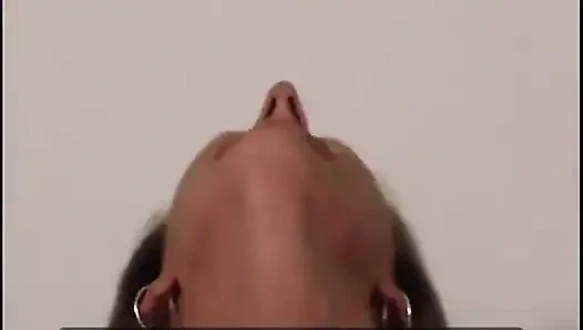 Genç erkek avcısı kamera için büyük yarak alıyor