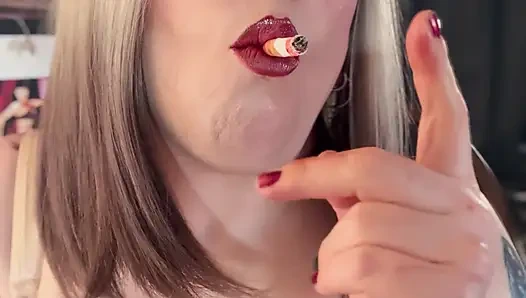 Her elde bir! Tina Snua aynı anda 2 mantar sigarası içiyor - sürüklenen sigara içen omi ome