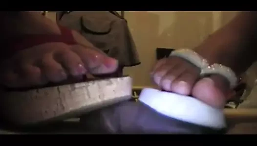 abanoz horoz ezme altında topuk-çift sandalet üzerinde onun horoz