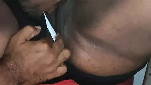 Papaz sadıkların amını yalıyor ve evli inançlıyı ağzında bir fahişe gibi boşaltıyor