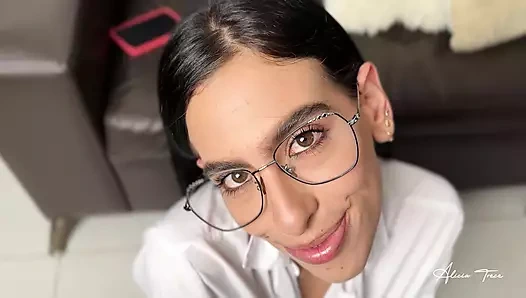 Ateşli kız parmaklarıyla nasıl eğleneceklerini öğretiyor