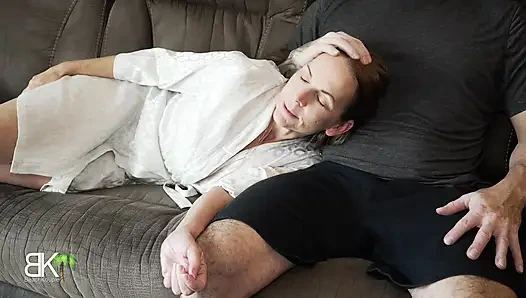 Anne ve üvey oğlu kanepeyi paylaşıyor! Aitsf230407