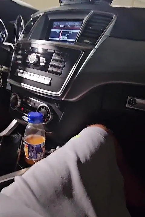 Biz otobanda trafikte sıkışırken yarağımı eline alıyor