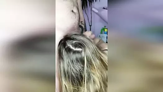 Üvey kız kardeşini ağzıyla güzelleştirmeyi seviyor!!!